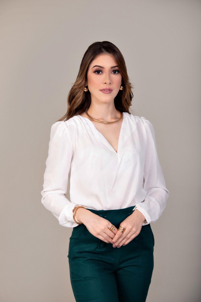 Bianca Pimenta em consultório, retrato profissional